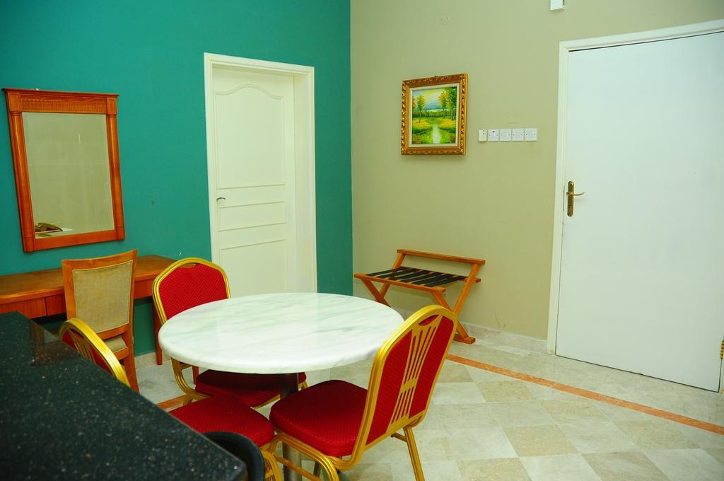 Al Faisal Hotel Suites Sur Rum bild